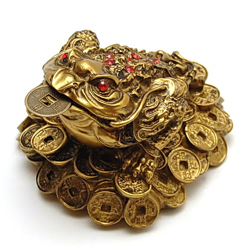 Broasca raioasa pe monede si cristale rosii, Remediu Feng Shui pentru prosperitate si bogatie